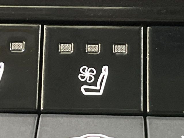 【シートベンチレーション】夏場は涼しい風でお尻や背中の熱やムレを防ぎ、冬はエアコンよりも早く温まってポカポカに!レザーシートにうれしい装備で、季節を問わず快適に過ごせます。