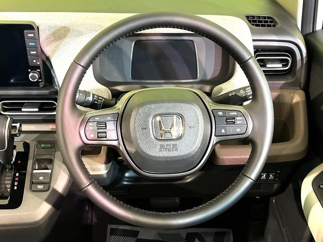 �C���e���A�ɍ��킹���f�U�C���̃X�e�A�����O�́A�^�]�������̂��Ƃ��l���A�^�]���₷���`��A�傫���ł��B�����x�A���ۂɐG���Ă��m���߂��������B