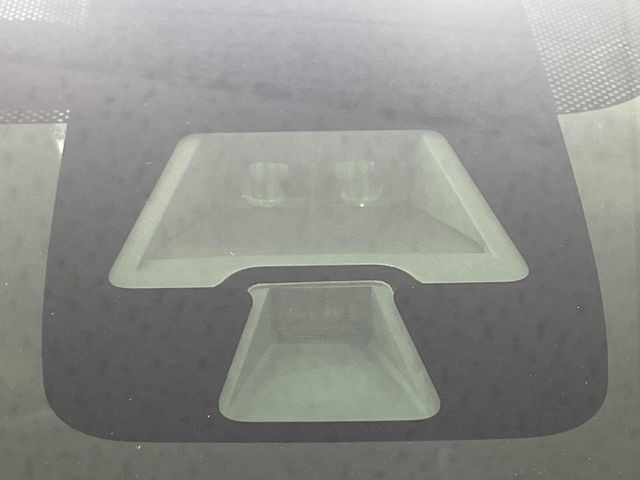 【エマージェンシーブレーキ】走行中に前方の車両等を認識し、衝突しそうな時は警報とブレーキで衝突回避と被害軽減をアシスト。より安全にドライブをお楽しみいただけます。