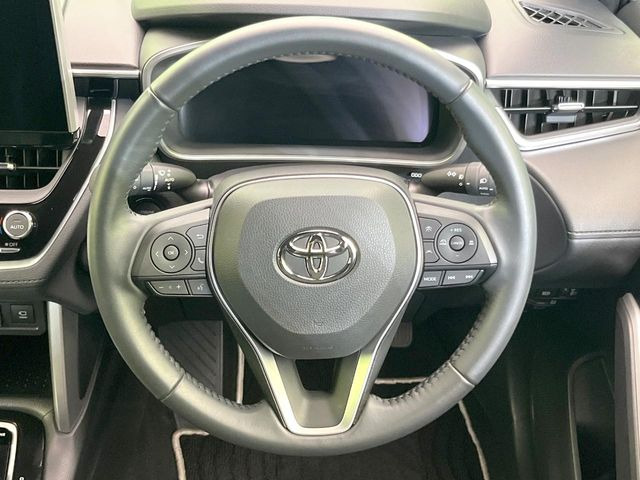 �C���e���A�ɍ��킹���f�U�C���̃X�e�A�����O�́A�^�]�������̂��Ƃ��l���A�^�]���₷���`��A�傫���ł��B�����x�A���ۂɐG���Ă��m���߂��������B