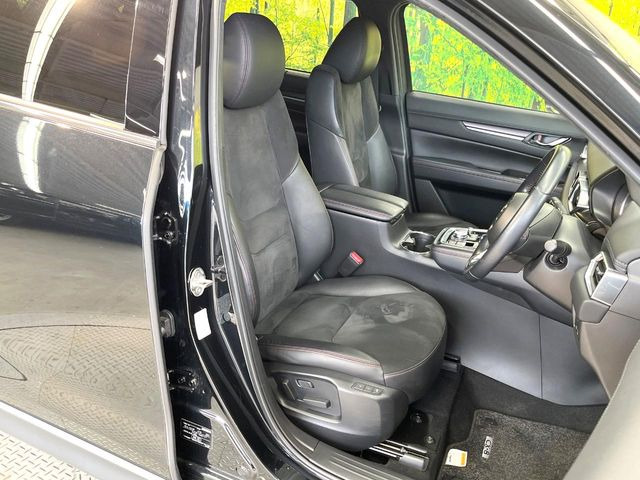 運転席シート廻りは使用感も少なく、良好な状態となっています。前オーナー様が丁寧に使っていたことがよくわかりますね。