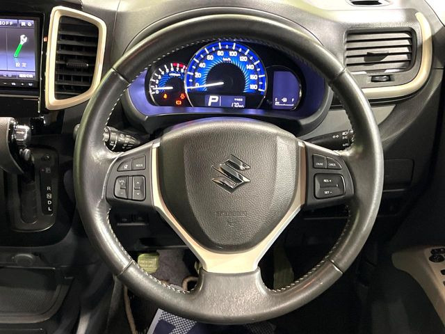 �C���e���A�ɍ��킹���f�U�C���̃X�e�A�����O�́A�^�]�������̂��Ƃ��l���A�^�]���₷���`��A�傫���ł��B�����x�A���ۂɐG���Ă��m���߂��������B