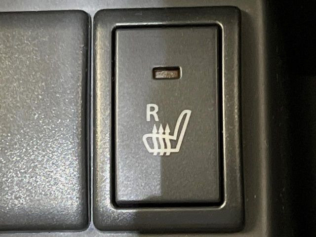 【シートヒーター】寒い日に重宝するシートヒーター!エアコンより早く温まってくれるので寒がりの人も安心ですね♪エアコンの温風は乾燥するから苦手、という方にもをおすすめです。