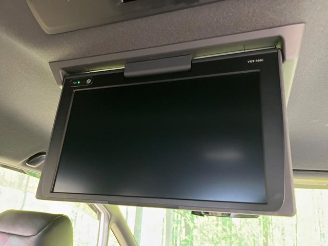 【フリップダウンモニター】大画面モニターで後席でもエンタメをお楽しみいただけます。小さなお子様にも大人気の装備です♪