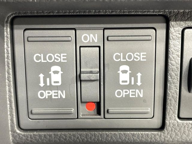 【両側パワースライドドア】スマートキーや運転席のスイッチで後席両側スライドドアの開閉が可能♪電動だから力を入れてドアを開ける必要が無く、小さなお子様でも簡単に開け閉めでき快適です♪