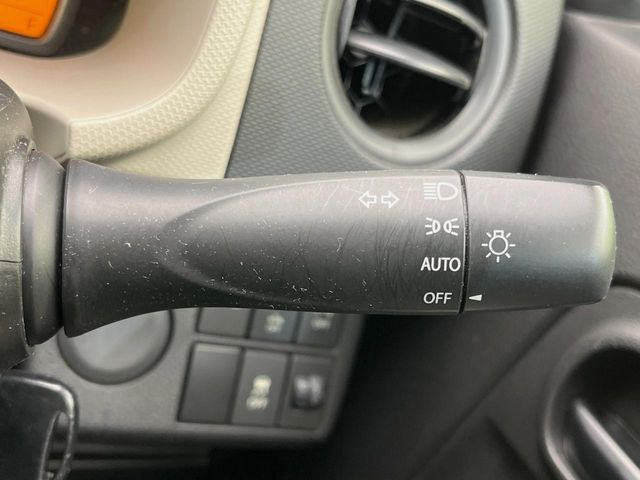 【オートライト】周りの明るさに応じて自動でヘッドライトの点灯・消灯ができる機能です!ライトの付け忘れ・消し忘れなどが無くなり、雨の日や夕方の走行も安心!トンネル通過時も便利ですね♪