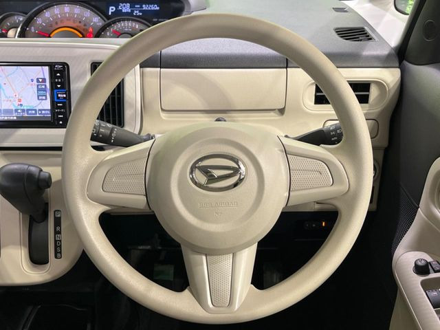 インテリアに合わせたデザインのステアリングは、運転される方のことも考え、運転しやすい形状、大きさです。是非一度、実際に触ってお確かめください。