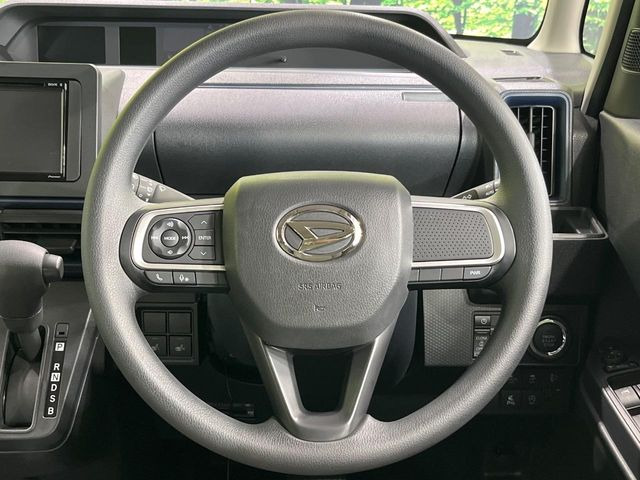 インテリアに合わせたデザインのステアリングは、運転される方のことも考え、運転しやすい形状、大きさです。是非一度、実際に触ってお確かめください。