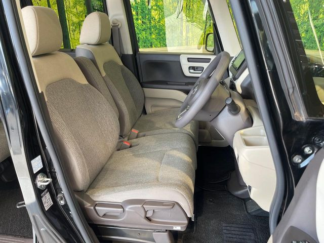 運転席まわりには十分なスペースがあり、大柄な方でもゆったり運転していただける環境です。