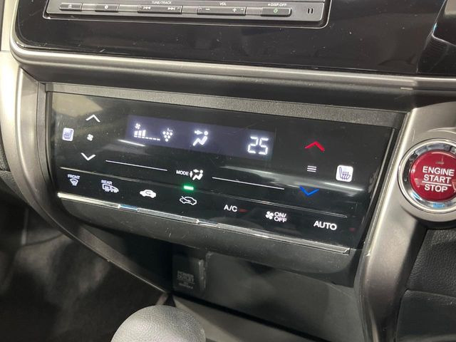 【オートエアコン】一度お好みの温度に設定すれば、車内の温度を検知し風量や温度を自動で調整。暑い&hellip;寒い&hellip;と何度もスイッチ操作をする必要はありません。快適な車内空間には必須の機能ですね♪