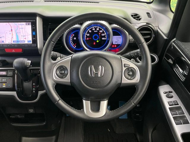 【純正革巻きステアリング】上質な革を使用することで、手にしっかり馴染みとても運転しやすいハンドルです♪