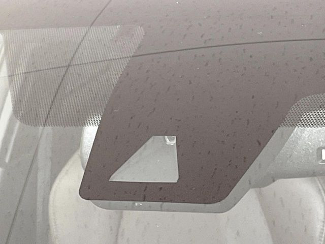 【プリクラッシュセーフティ】前方の車両等を検知し、衝突しそうな時は警報で注意を促し、ブレーキを踏む力をサポート。ブレーキを踏めなかった場合は衝突被害軽減ブレーキが作動、衝突回避をサポートします。