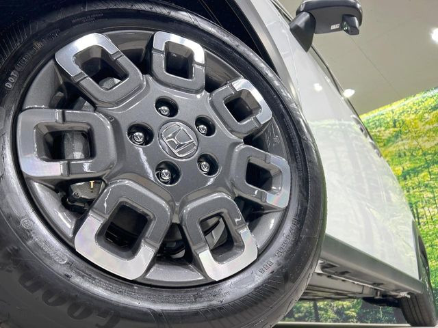 【純正15インチアルミホイール】外観にマッチした純正アルミホイールを装着しております。各種社外アルミホイールや、スタッドレスタイヤも取扱いしております。是非ご相談ください♪