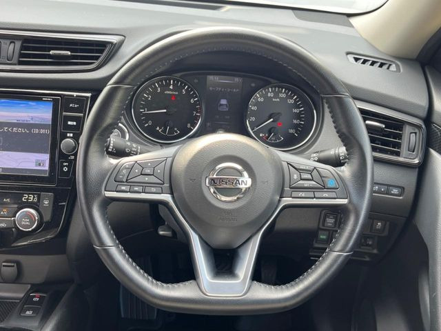 インテリアに合わせたデザインのステアリングは、運転される方のことも考え、運転しやすい形状、大きさです。是非一度、実際に触ってお確かめください。