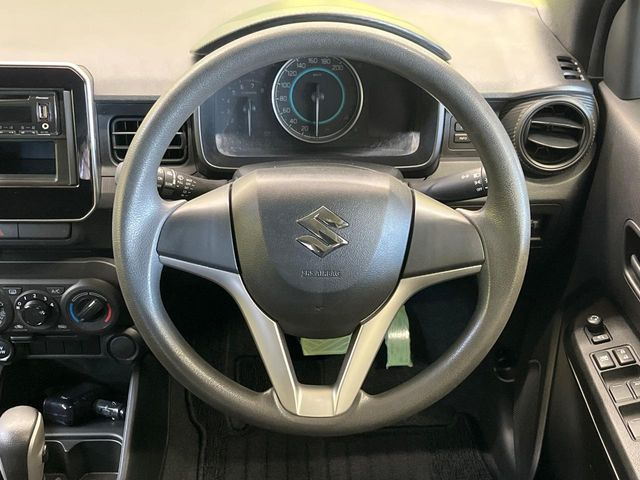 �C���e���A�ɍ��킹���f�U�C���̃X�e�A�����O�́A�^�]�������̂��Ƃ��l���A�^�]���₷���`��A�傫���ł��B�����x�A���ۂɐG���Ă��m���߂��������B
