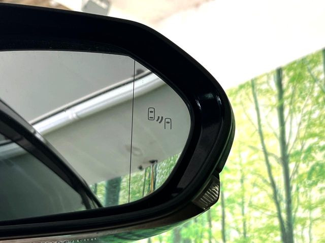 【ブラインドスポットモニター】走行中、ドアミラーの死角になりやすい箇所に後続車が接近するとサイドミラーのレンズに警告を表示!ドライバーに注意喚起をしてくれます。