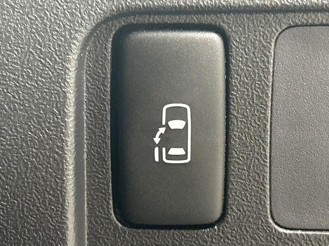 【パワースライドドア】スマートキーや運転席のスイッチでスライドドアの開閉が可能♪電動だから力を入れてドアを開ける必要が無く、小さいお子様でも、重い荷物を持っている時もラクに開け閉めできます♪