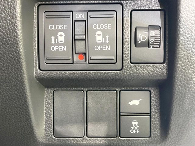 【両側パワースライドドア】スマートキーや運転席のスイッチで後席両側スライドドアの開閉が可能♪電動だから力を入れてドアを開ける必要が無く、小さなお子様でも簡単に開け閉めでき快適です♪