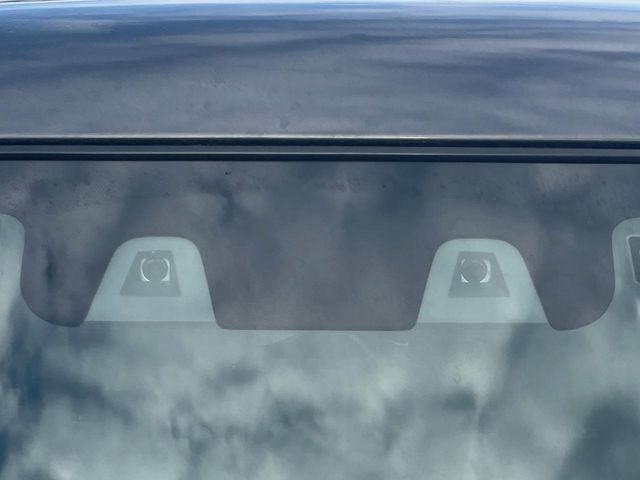 【スズキ セーフティサポート】走行中に前方の車両等を認識し、衝突しそうな時は警報とブレーキで衝突回避と被害軽減をアシスト。より安全にドライブをお楽しみいただけます。