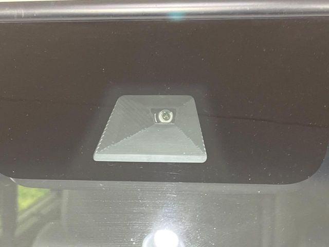 【ホンダセンシング】走行中に前方の車両等を認識し、衝突しそうな時は警報とブレーキで衝突回避と被害軽減をアシスト。より安全にドライブをお楽しみいただけます。