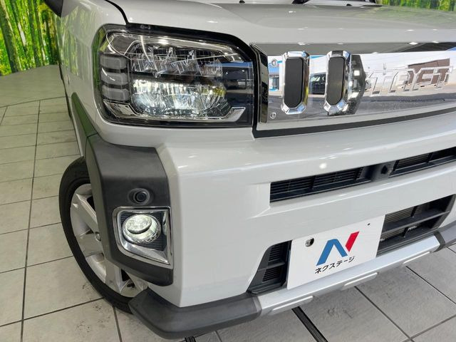 【LEDヘッドライト】悪天候や夜間走行時も良好な視界を確保し安心して運転できる高輝度LEDヘッドライトを装備!点灯速度が早く、消費電力も抑えられています。