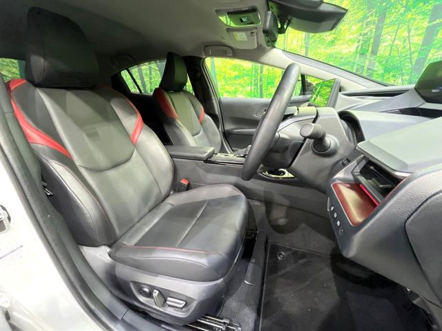 運転席シート廻りは使用感も少なく、良好な状態となっています。前オーナー様が丁寧に使っていたことがよくわかりますね。