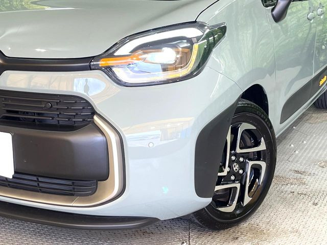 【LEDヘッドライト】悪天候や夜間走行時も良好な視界を確保し安心して運転できる高輝度LEDヘッドライトを装備!点灯速度が早く、消費電力も抑えられています。