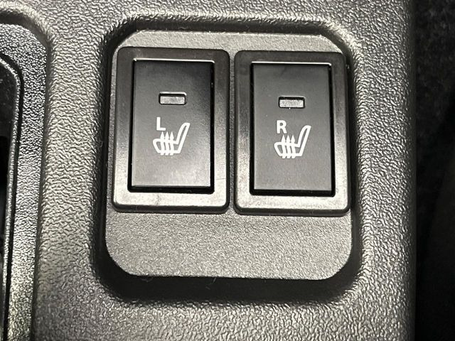 【シートヒーター】寒い日に重宝するシートヒーター!エアコンより早く温まってくれるので寒がりの人も安心ですね♪エアコンの温風は乾燥するから苦手、という方にもをおすすめです。