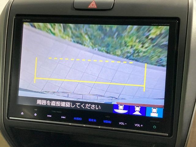 【バックカメラ】駐車時に後方がリアルタイム映像で確認できます。大型商業施設や立体駐車場での駐車時や、夜間のバック時に大活躍!運転スキルに関わらず、今や必須となった装備のひとつです!