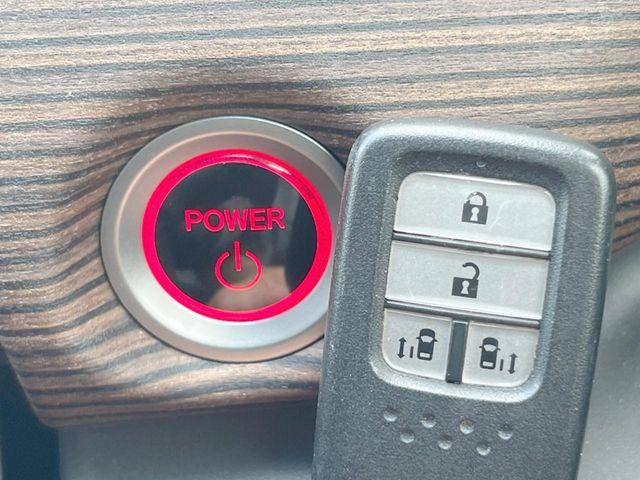�yHonda�X�}�[�g�L�[�z�J�o����|�P�b�g�ɓ��ꂽ�܂܂ł��h�A�̎{���E�������\�ȃX�}�[�g�L�[�𑕔��B�G���W���̃I���E�I�t�����J�M�����o���K�v����������Ƃ��Ă��֗��ł���