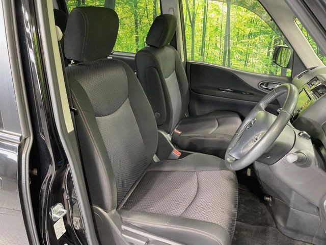 運転席シート廻りは使用感も少なく、良好な状態となっています。丁寧に使われていたことがよくわかりますね。