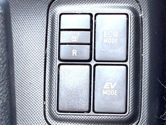 【シートヒーター】寒い日に重宝するシートヒーター!エアコンより早く温まってくれるので寒がりの人も安心ですね♪エアコンの温風は乾燥するから苦手、という方にもをおすすめです。