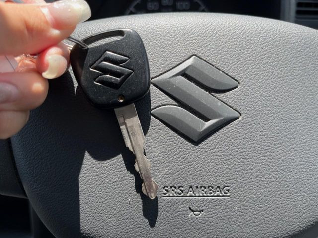 【キーレス】少し離れた場所からでもボタン一つでドアの開錠・施錠ができるのでとっても便利!ドアの鍵穴周りに傷をつけることもありません♪