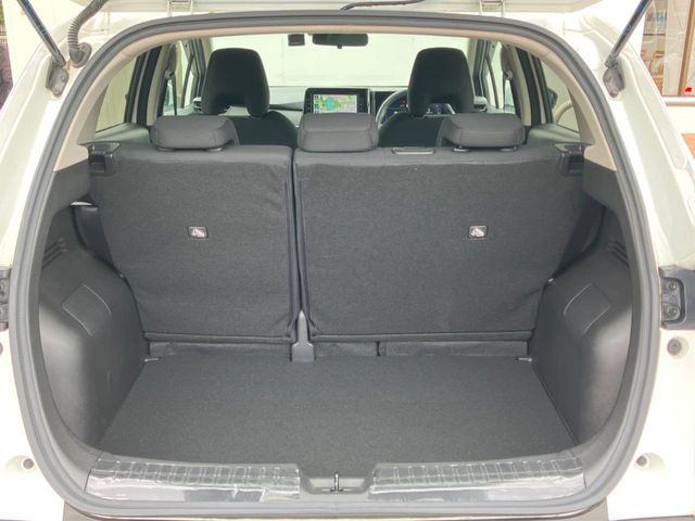普段のお買い物や通勤、送迎等に十分な荷室スペースを確保しております。セカンドシートを倒すと、大きな荷物の積載も可能です♪