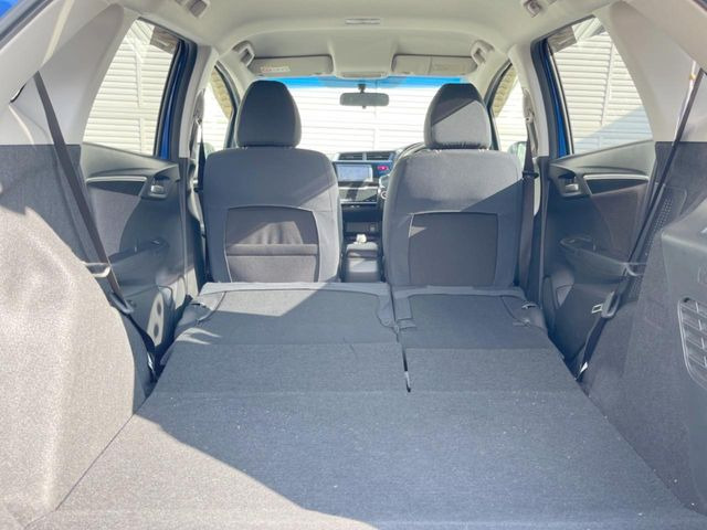 後席を格納すると、これだけの広さが!シーンに合わせたシートアレンジで、大きな荷物も積むことが出来ます♪