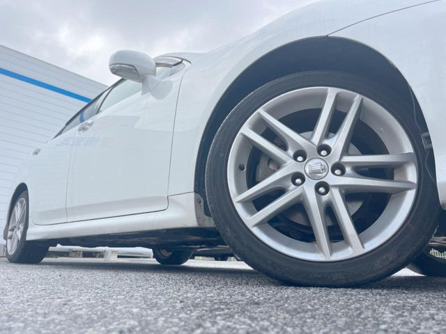 �y����18�C���`�A���~�z�C�[���z�O�ςɃ}�b�`���������A���~�z�C�[���𑕒����Ă���܂��B�e��ЊO�A���~�z�C�[����A�X�^�b�h���X�^�C�����戵�����Ă���܂��B���񂲑��k����������