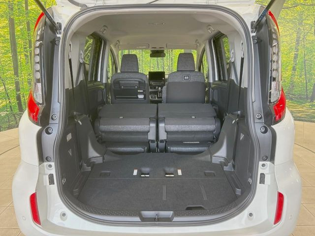 普段のお買い物や通勤、送迎等に十分な荷室スペースを確保しております。セカンドシートを倒すと、大きな荷物の積載も可能です♪
