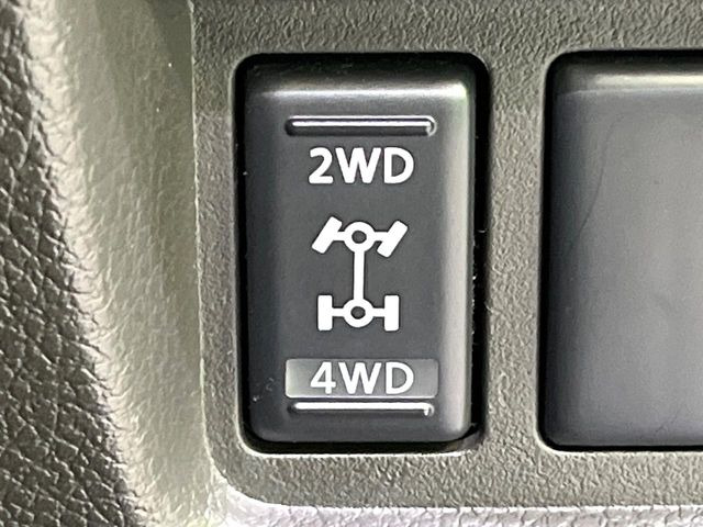 2WD/4WD���[�h����y�ɐ؂�ւ��\�B�R��d����2WD�A�X�^�b�N���ɖ𗧂�LOCK�AAUTO���[�h�ł�4WD�̔z���������Œ������A�H�ʏ󋵂��킸���肵��������T�|�[�g�B