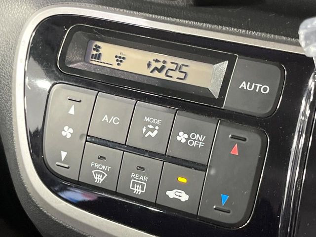 【オートエアコン】一度お好みの温度に設定すれば、車内の温度を検知し風量や温度を自動で調整。暑い&hellip;寒い&hellip;と何度もスイッチ操作をする必要はありません。快適な車内空間には必須の機能ですね♪