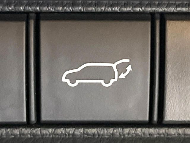 【パワーバックドア】スマートキーや運転席のボタンを押すだけでリアゲートが自動で開閉します!荷物を持っている時や、高い位置にあるバックドアを閉める際に便利な機能です♪