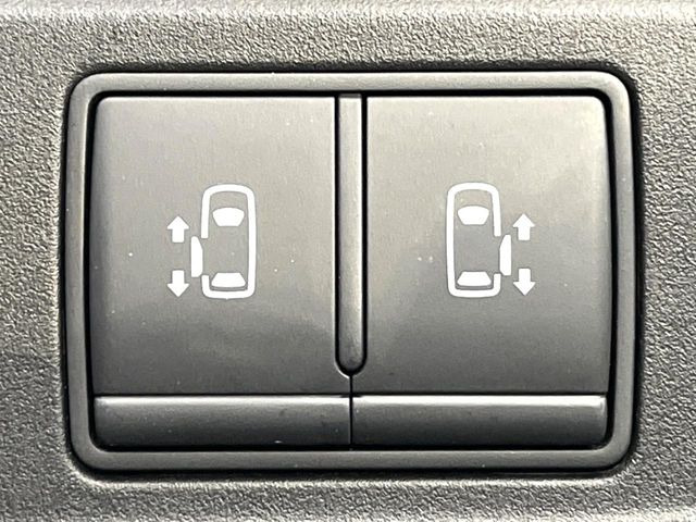 【両側スライドドア】駐車場で隣の車との間隔が狭く乗りにくい時、スライドドアなら安心!ドアオープン時も幅を取らず、開口部が広いので乗り降りがとっても簡単です。大きな荷物の出し入れも後席から可能♪