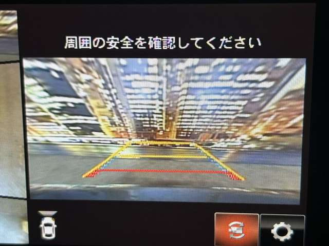 【バックカメラ】運転席から画面上で安全確認ができます。駐車が苦手な方にもオススメな便利機能です。