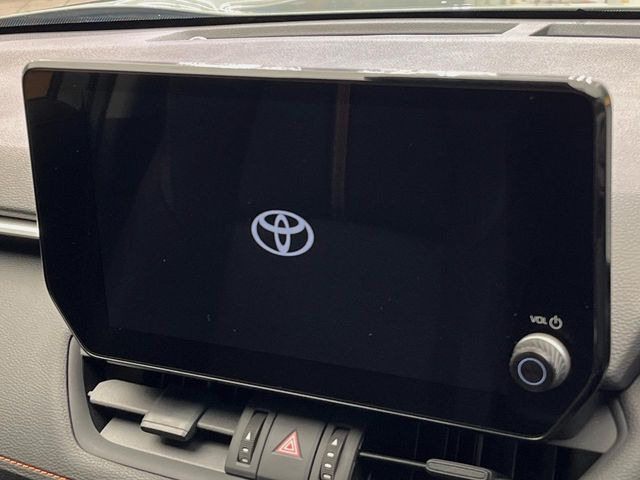 【メーカー純正ナビ】インテリアに溶け込むスタイリッシュな「専用設計」メーカーナビを装備♪視認性や操作性など基本性能にも優れ、より上質なカーライフをお楽しみいただけます。