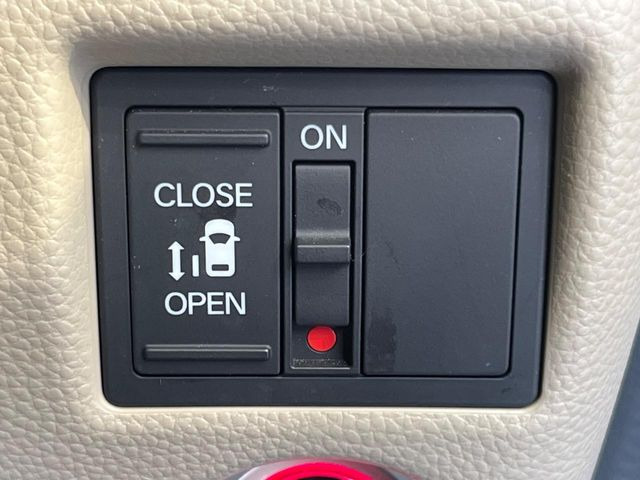 【パワースライドドア】スマートキーや運転席のスイッチでスライドドアの開閉が可能♪電動だから力を入れてドアを開ける必要が無く、小さいお子様でも、重い荷物を持っている時もラクに開け閉めできます♪