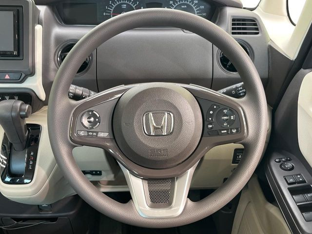 インテリアに合わせたデザインのステアリングは、運転される方のことも考え、運転しやすい形状、大きさです。是非一度、実際に触ってお確かめください。