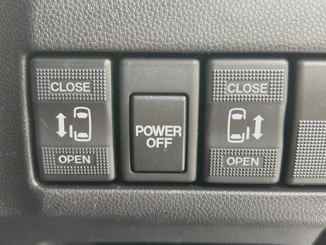 【両側パワースライドドア】スマートキーや運転席のスイッチで後席両側スライドドアの開閉が可能♪電動だから力を入れてドアを開ける必要が無く、小さなお子様でも簡単に開け閉めでき快適です♪
