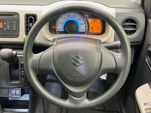 インテリアに合わせたデザインのステアリングは、運転される方のことも考え、運転しやすい形状、大きさです。是非一度、実際に触ってお確かめください。