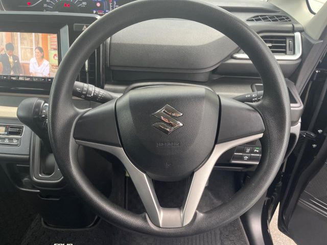 �C���e���A�ɍ��킹���f�U�C���̃X�e�A�����O�́A�^�]�������̂��Ƃ��l���A�^�]���₷���`��A�傫���ł��B�����x�A���ۂɐG���Ă��m���߂��������B