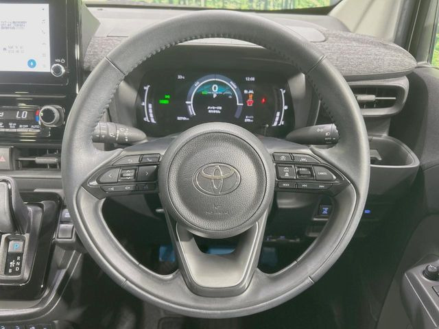 インテリアに合わせたデザインのステアリングは、運転される方のことも考え、運転しやすい形状、大きさです。是非一度、実際に触ってお確かめください。