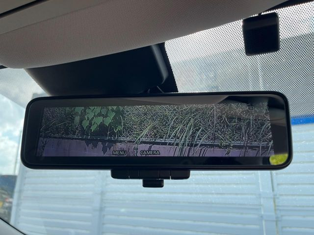 【インテリジェントルームミラー】後席の大きな荷物や同乗者で後方が確認しづらい時でも安心!カメラが撮影した車両後方の映像をルームミラー内に表示。クリアな視界で状況の確認が可能です!
